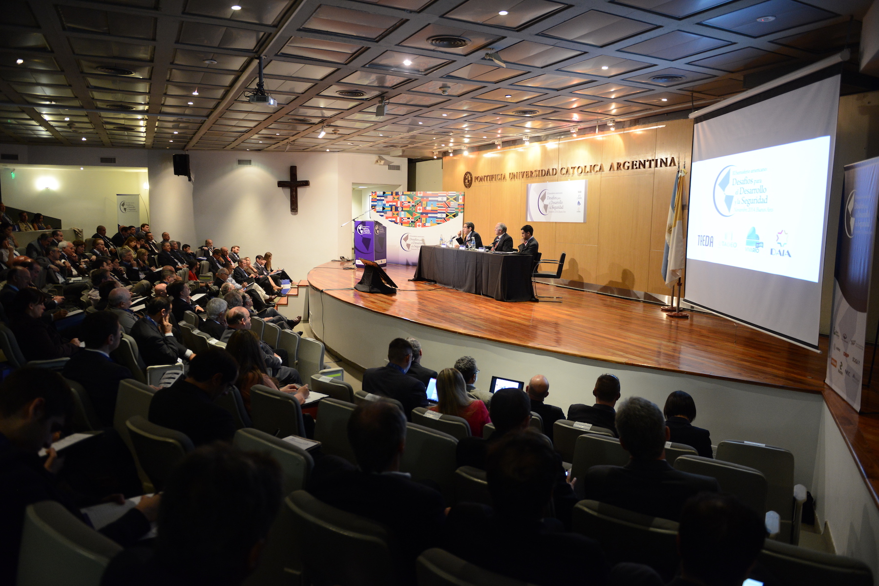 Organizamos grandes seminarios y eventos académicos de alcance internacional.
